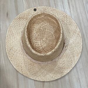 Perfect summer straw hat!Peter Grimm Straw Fedora Hat with Dark Brown Inner Band